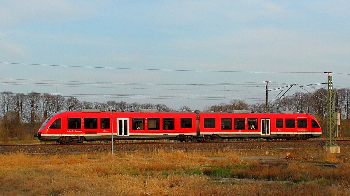 Ein LINT 41 des Prignitz-Expresses fährt am 09.04.2018 durch Nassenheide.