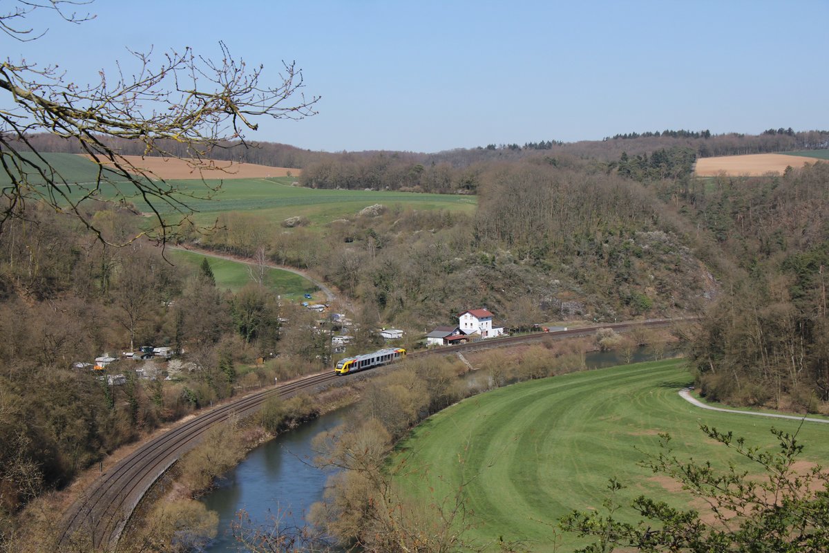 Ein LINT 41-Triebwagen der Hessischen Landesbahn GmbH (HLB) fährt als Zug der Linie RB45 von Fulda über Gießen nach Limburg, hier zwischen Arfurt und Villmar über die Lahntalbahn.