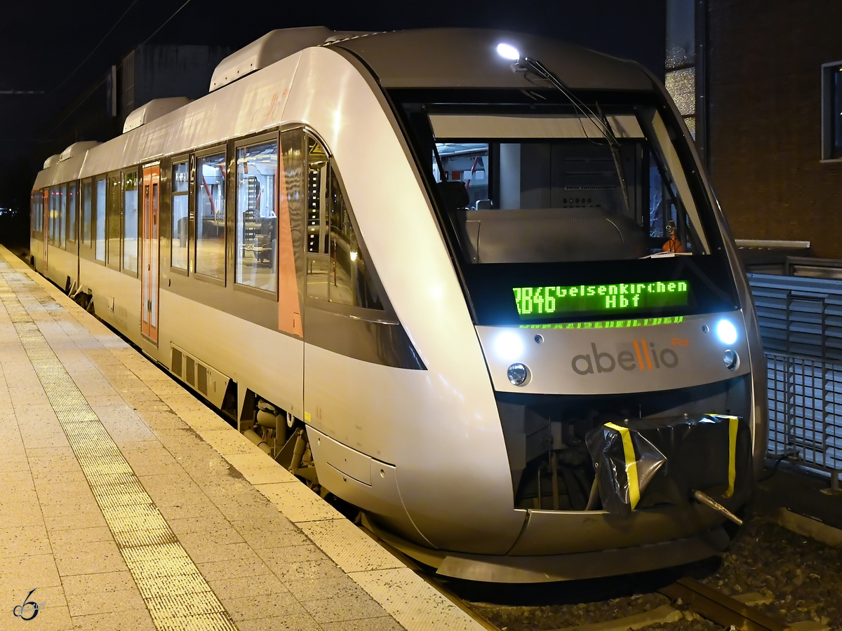 Ein LINT 41-Triebzug der Abellio als RB46 wartet am Hauptbahnhof Bochum. (Februar 2019)