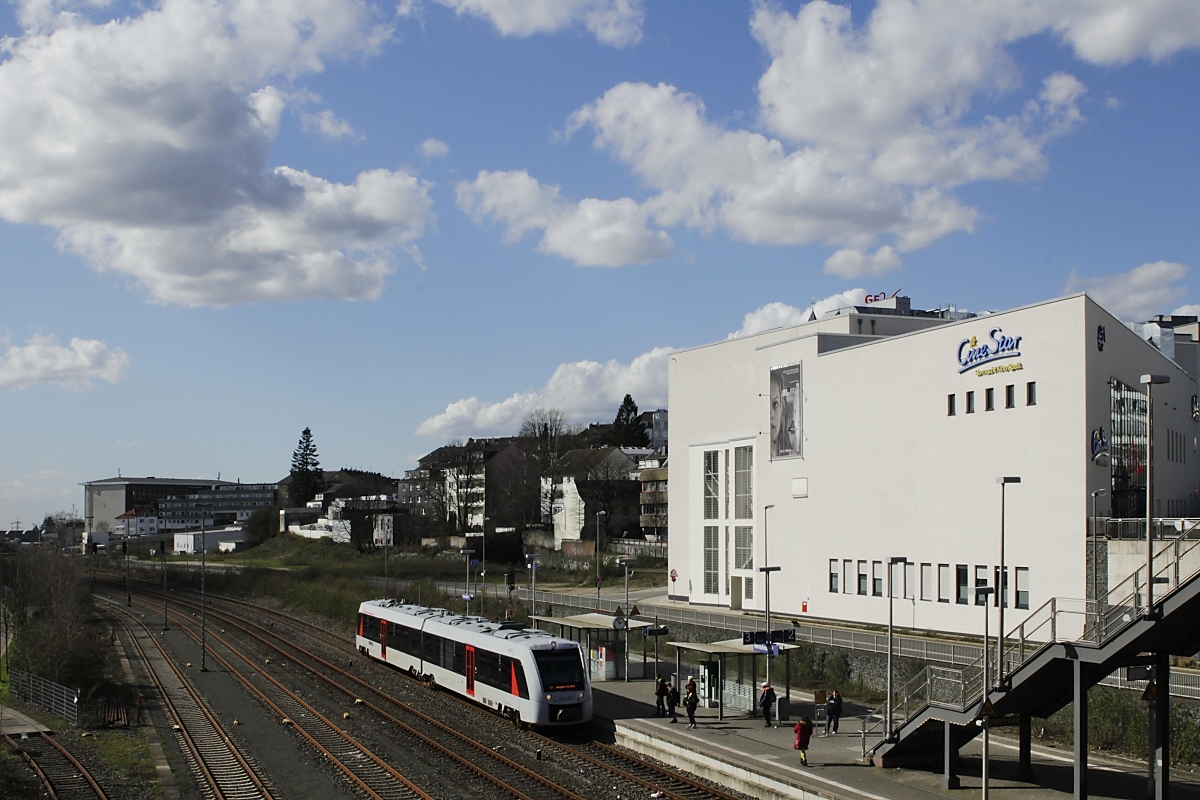 Ein LINT 41/H von Abellio Rail NRW fährt als S 7  Der Müngstener  (Solingen Hbf. - Wuppertal Hbf.) am 12.03.2020 in Remscheid Hauptbahnhof ein