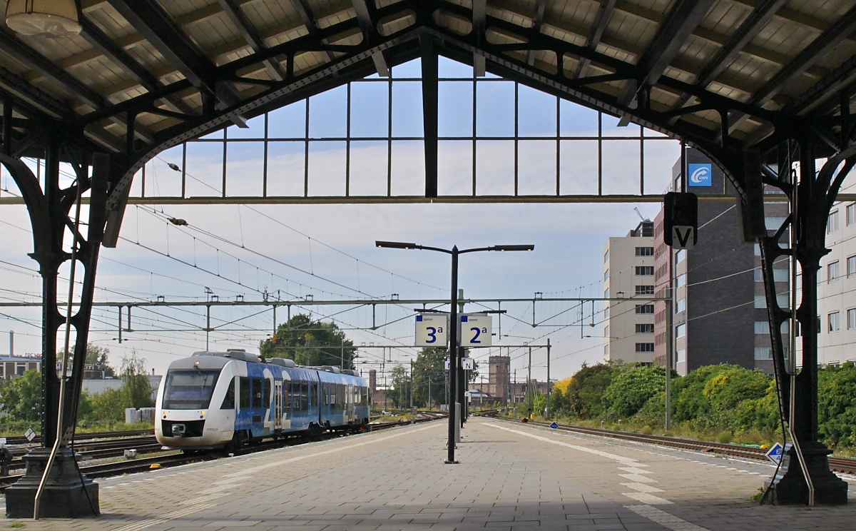 Ein Lint 41H fährt als Stopzug der Linie RS24 (Zutphen - Oldenzaal) von Blauwnet am 27.09.2023 in den Bahnhof Hengelo ein. Unter dem Namen Blauwnet betreiben Keolis und Arriva einige Linien in der Provinz Overijssel.