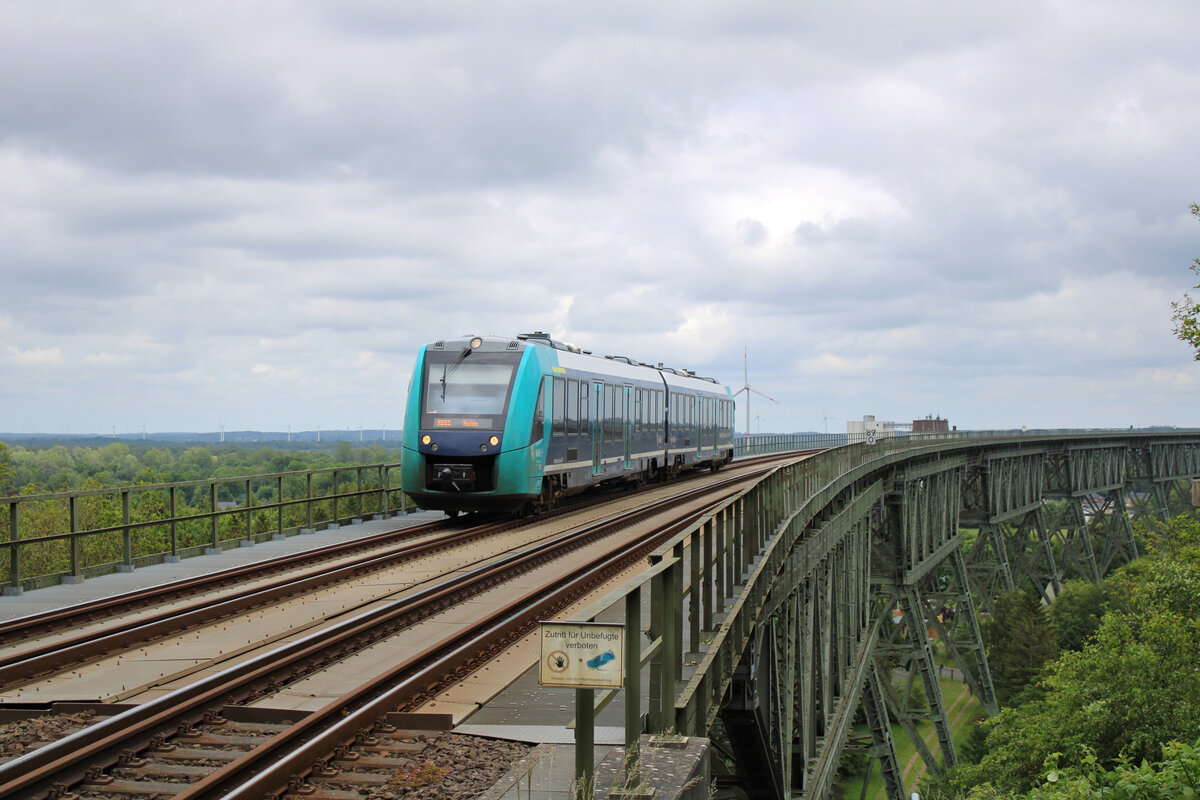 Ein Lint 54 der DB passiert am 02.06.2022 die Hochbrücke Hochdonn zur Fahrt als RB52 von Itzehoe nach Heide.