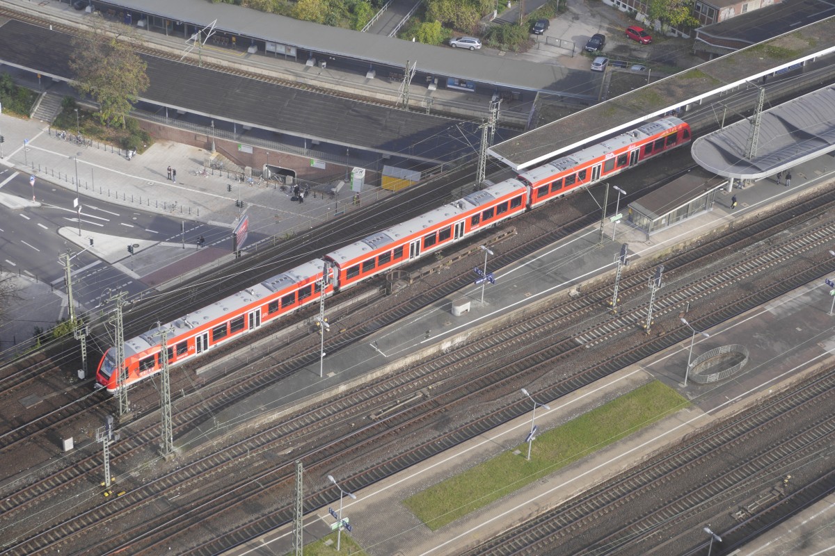 Ein LINT 81 fährt als RB 25 Richtung Meinerzhagen in den Bahnhof Köln Messe/Deutz ein (9.11.14), aufgenommen von der Aussichtsplattform des Büroturms am Deutzer Rheinufer.