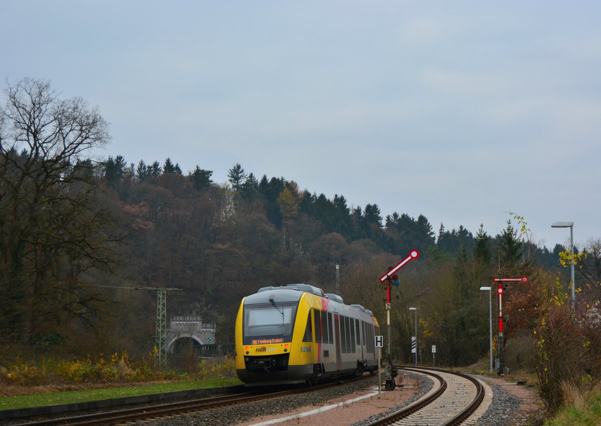 Ein LINT der HLB verlässt als RB nach Limburg den Bahnhof Kerkerbach.

Kerkerbach 26.11.2016