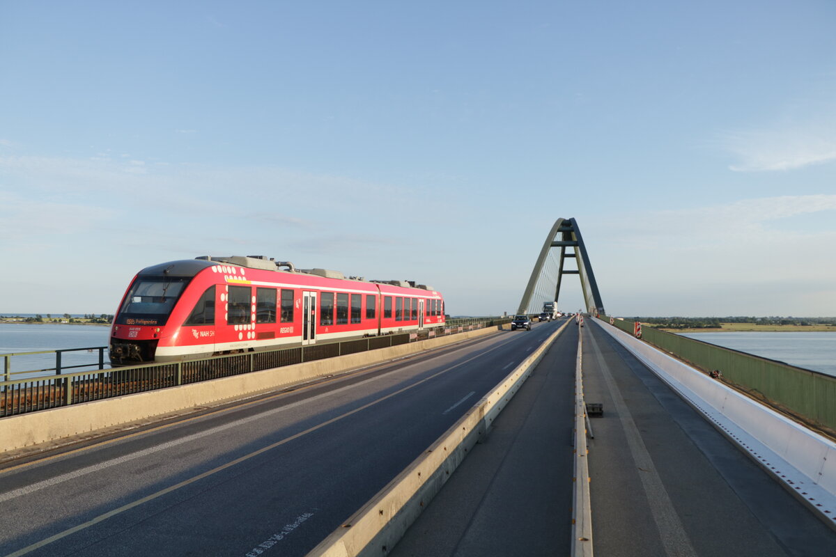 Ein LINT41 der DB Regio Schleswig-Holstein auf der Fehmarnsundbrücke auf dem Weg nach Puttgarden, in wenigen Minuten wird die Inselhauptstadt Burg erreicht, von dort aus geht es nach einem Richtungswechsel weiter zum Fährbahnhof Puttgarden. Diese Aufnahme entstand am Abend des 2.7.22 