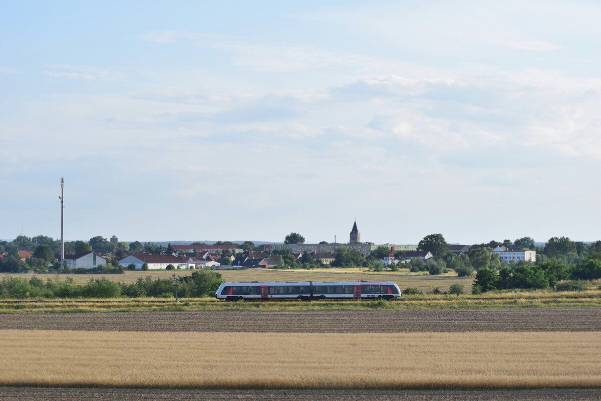 Ein LINT41 fährt von Oebisfelde kommend in Richtung Haldensleben. Im Hintergrund sieht man Oebisfelde.

Oebisfelde 16.07.2023