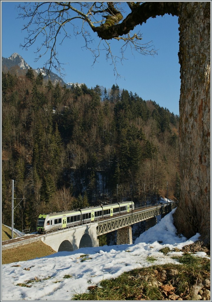 Ein Lötschberger als Regionalzug 6222 Zweisimmen - Spiez - Bern auf der 135 Meter langen Bunschenbachbrücke bei Weissenburg.
5. Dez. 2013 