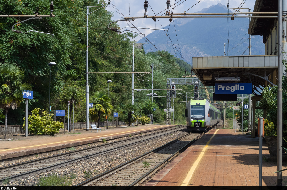 Ein Lötschberger erreicht am 8. August 2015 den Bahnhof Preglia. Die Lötschberger wurden an den Wochenenden 1./2. sowie 8./9. August bis Domodossola verlängert. Ab 2017 möchte die BLS die Verlängerung in das Grundangebot aufnehmen.
