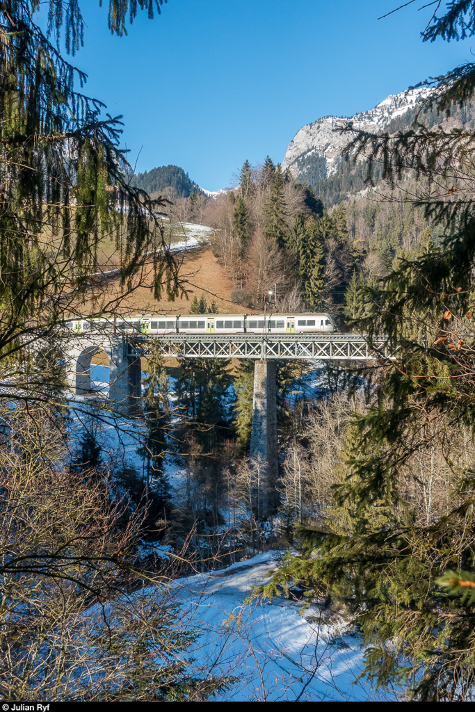 Ein Lötschberger RABe 535 überfährt am 24. Dezember 2017 die Bunschenbachbrücke bei Weissenburg als R/RE Zweisimmen - Bern. Bevor dieses Bild von der Ruine Weissenburg aus möglich war, musste zuerst ein (gefühlt) halber Haselstrauch mit dem Sackmesser gekappt werden.