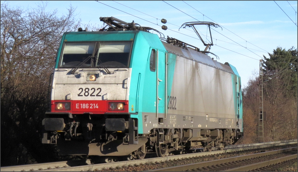 Ein Lokportrait der belgischen 2822 (E-186),unterwegs hinauf zum Gemmenicher Tunnel auf der Montzenroute. Hierzu sehen unweit vom Steppenberg bei Aachen am 25.Jan.2016. 