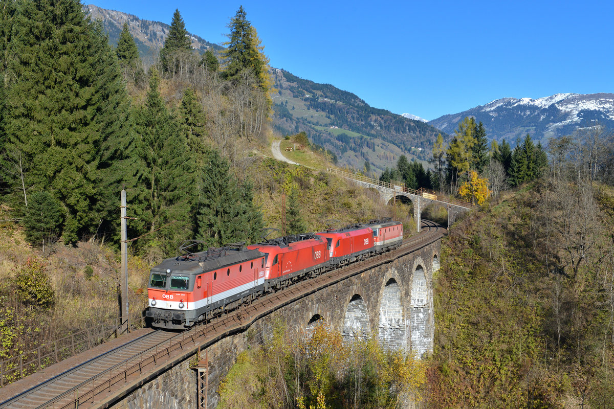 Ein Lokzug, angeführt von 1144 280, am 02.11.2014 bei Bad Hofgastein. 