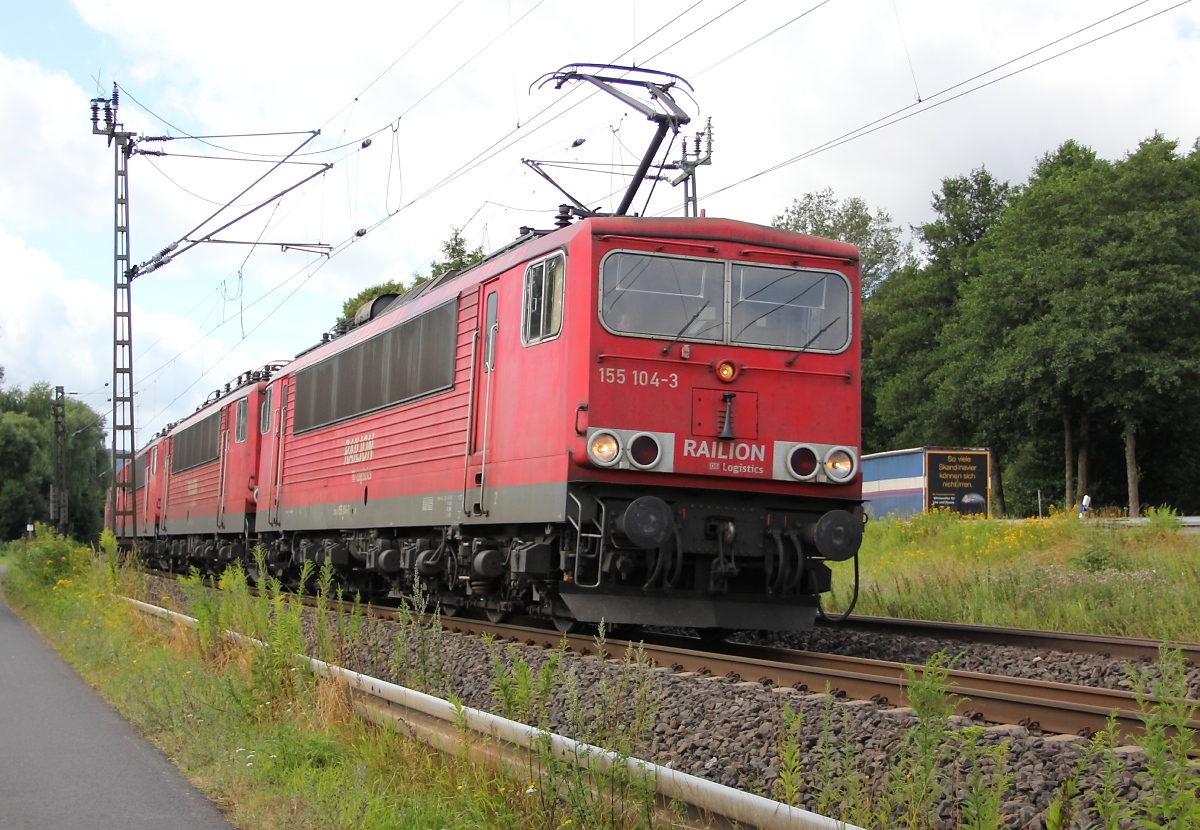 Ein Lokzug auf de, Weg gen Norden, gezogen von 155 104-3. Ferner mit dabei waren 155 115-9, 155 113-4, 155 266-0, 145 010-5 und 185 143-5. Aufgenommen am 30.07.2013 bei Wehretal-Reichensachsen.