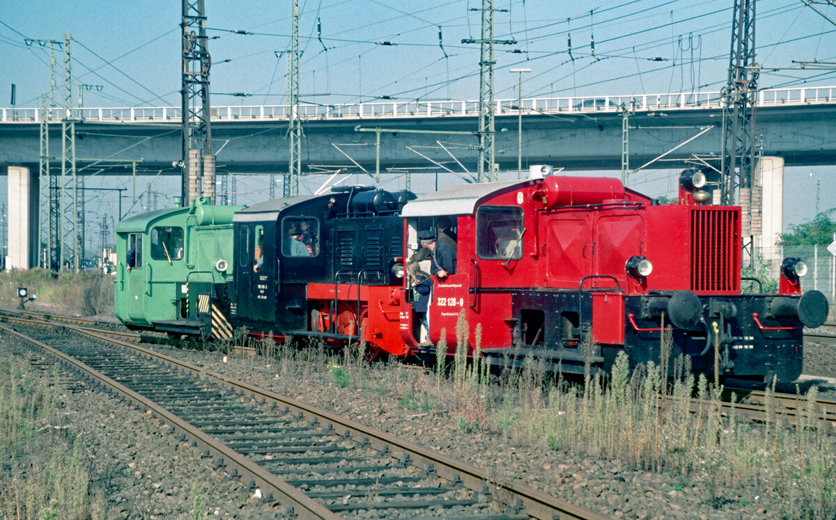 Ein Lokzug aus drei unterschiedlich lackierten Kleinloks mit 322 128 der MEH als erstes Fahrzeug am 05.10.1997 auf dem Gelände des ehemaligen Bw. Hanau. Die Kleinlok wurde 1934 von Jung geliefert und erhielt bei der DRG die Nummer Kb 4146, danach bei der DB 1968 die Nummer 321 016, bevor sie im gleichen Jahre ihre endgültige Nummer erhielt.