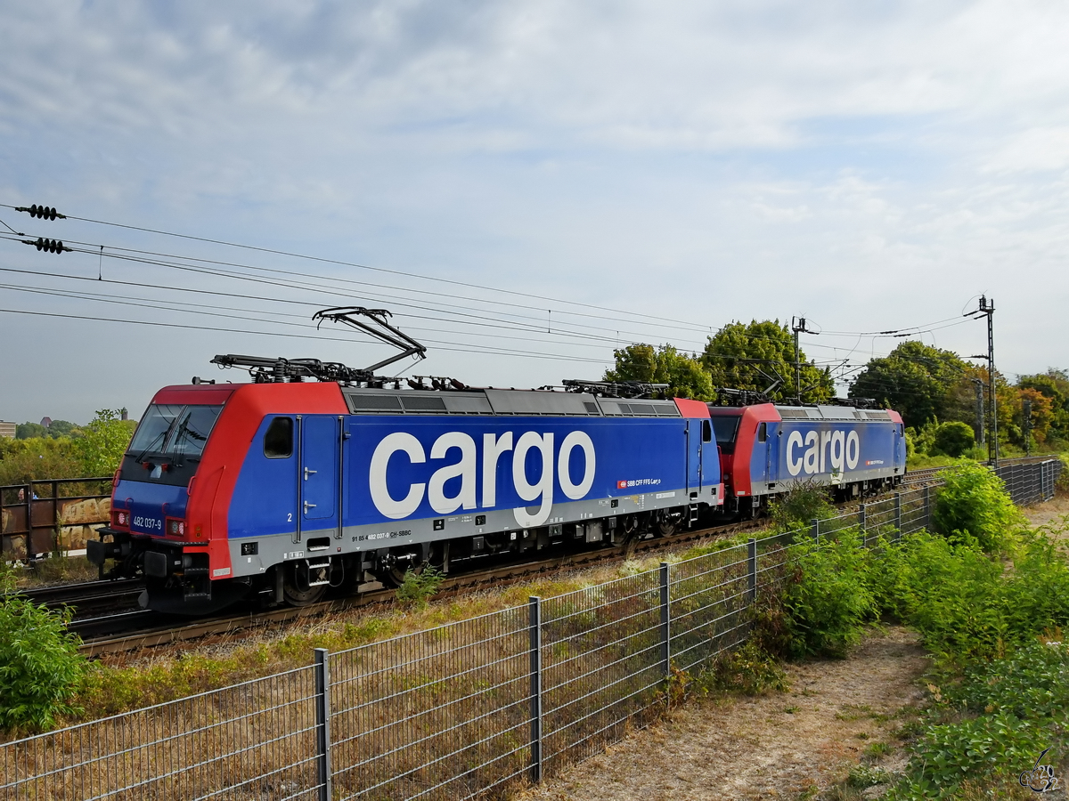 Ein Lokzug bestehend aus 482 030-4 und 482 037-9 auf dem Weg zur Abstellung in Duisburg. (August 2022)