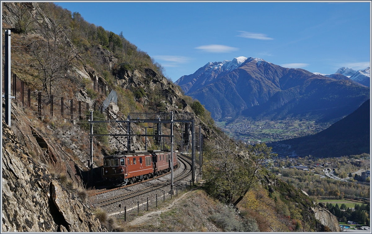 Ein Lokzug bestehend aus drei BLS Re 4/4 fährt kurz nach Lalden Richtung Brig.
25. Okt. 2017