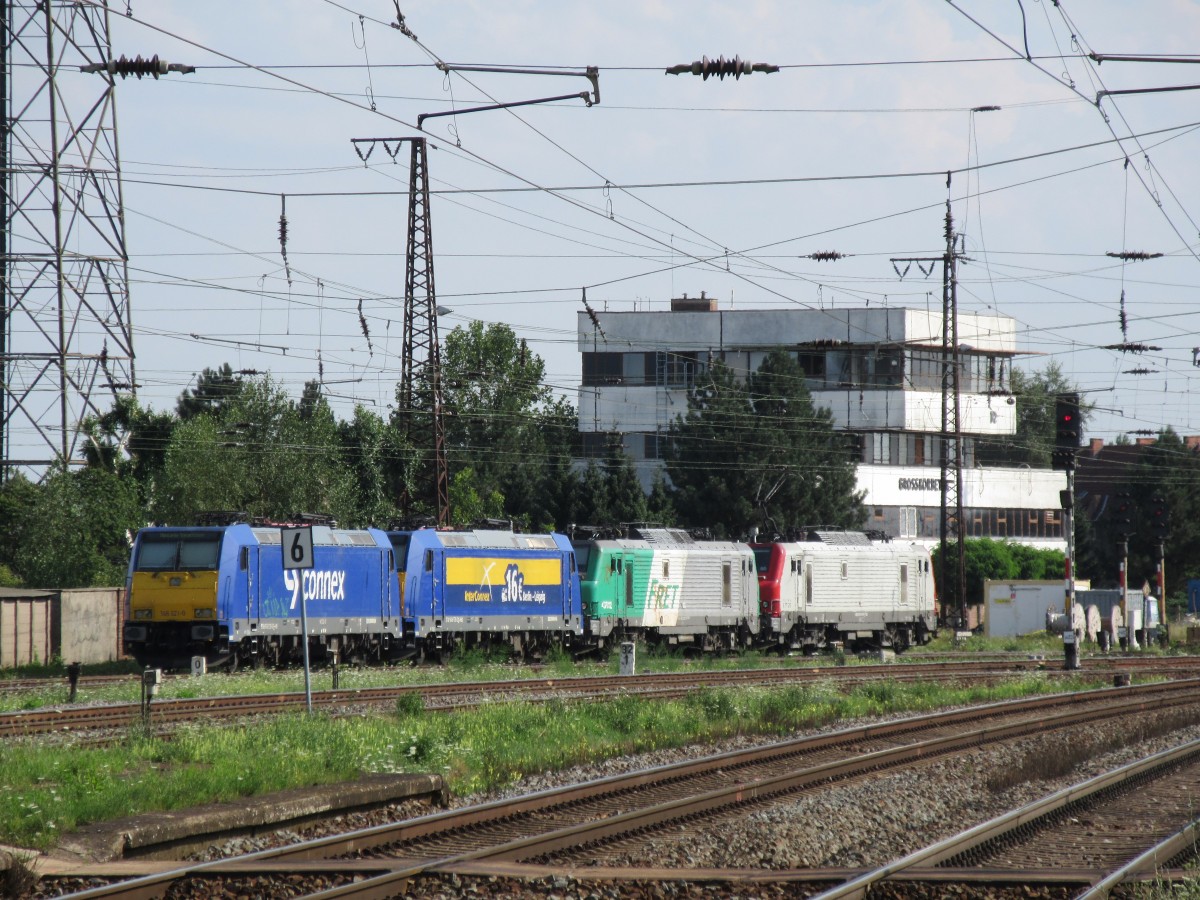 Ein Lokzug bestehend aus E37 519 (Rot-Wei), E37 012  Fret , 146 520-2 von InterConnex und 146 521-0, ebenfalls von InterConnex, verlsst am 02.August 2014 Grokorbetha in Richtung Naumburg.