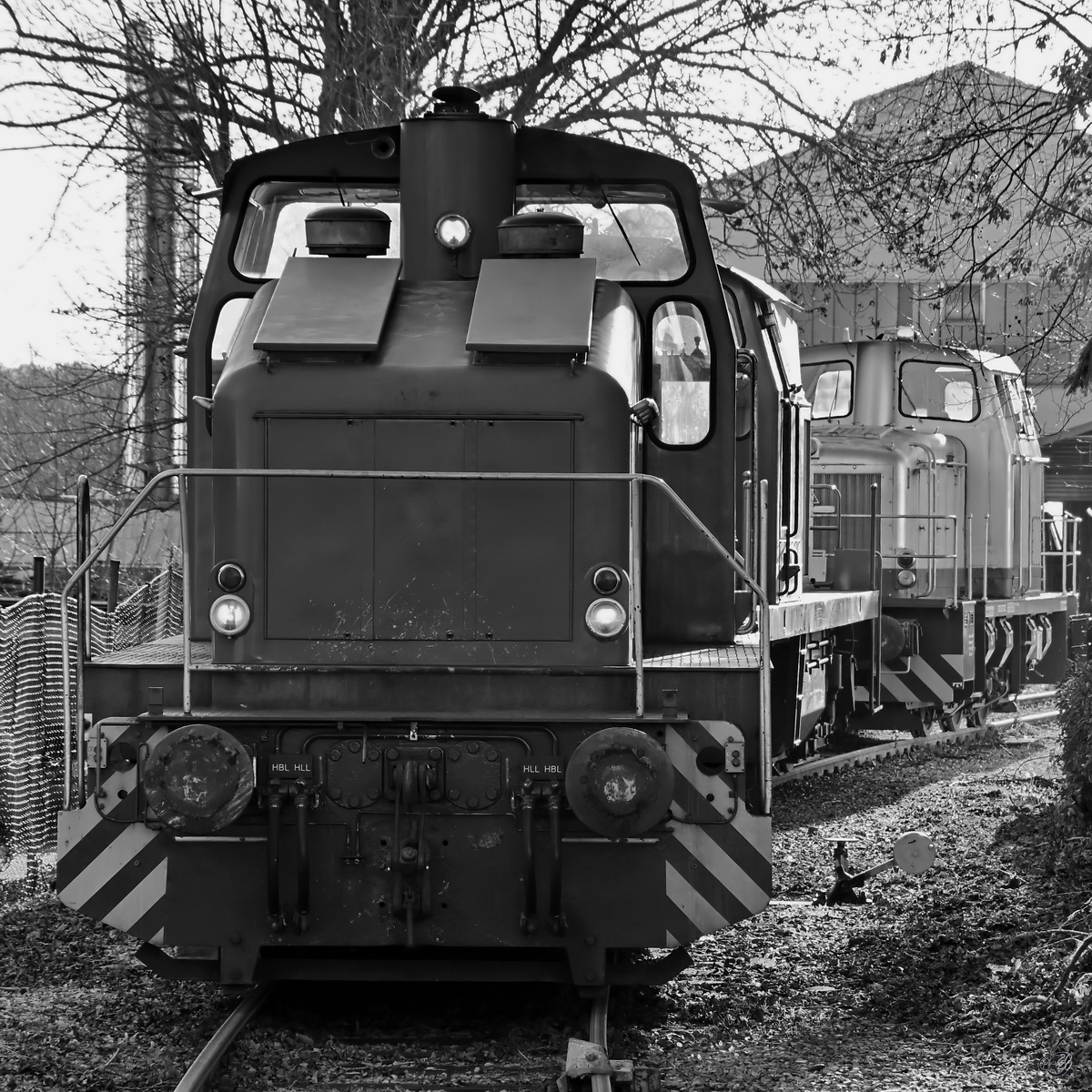 Ein Lokzug bestehend aus einer roten Henschel DH500, der 295 057-4 & WLH45  Silberpfeil  stand Mitte Dezember 2020 vor dem Tor der Firma Reuschling in Hattingen.