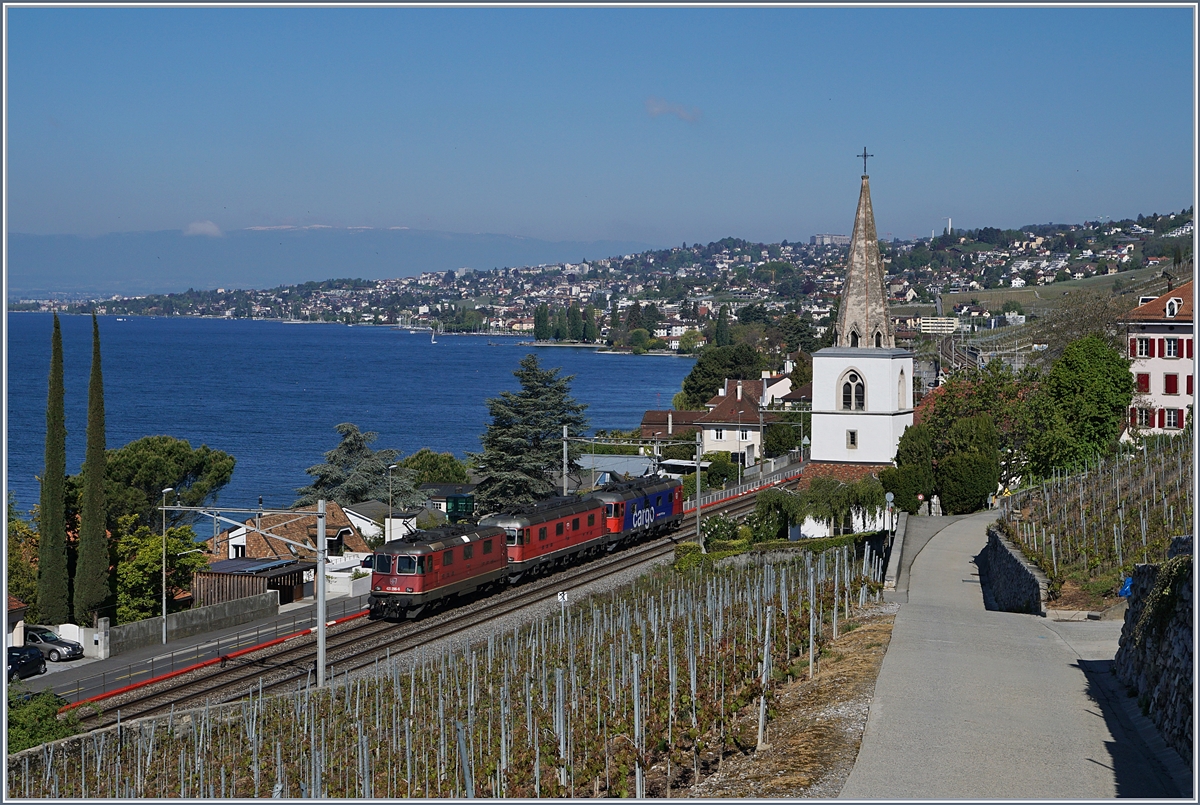 Ein Lokzug bestehend aus einer SBB Re 4/4 II und zwei Re 6/6 bei Villette VD auf der Fahrt Richtung Lausanne.
29. April 2017