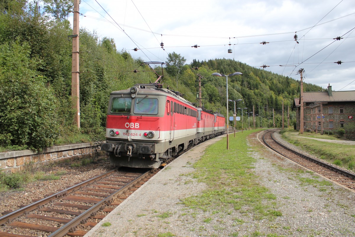 Ein Lokzug bestehend aus zwei 1144 und einer 1142 auf dem Weg Richtung Payerbach bei der Durchfahrt durch den Bahnhof Klamm Schottwien, September 2013