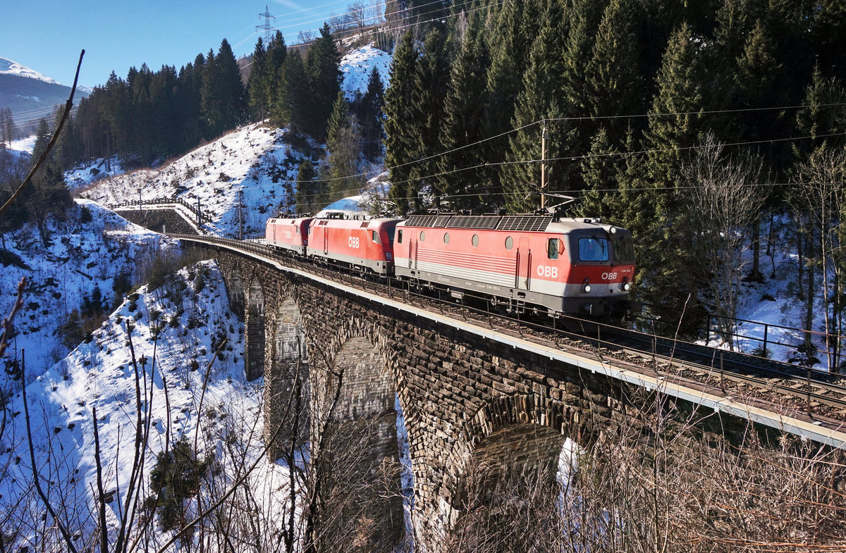 Ein Lokzug, bestehnd aus 1144 105-4, 1116 146-2 und 1116 260-1, überqueren auf der Fahrt in Richtung Schwarzach-St.Veit, den Hundsdorfer-Viadukt bei Bad Hofgastein.
Aufgenommenen am 15.2.2017