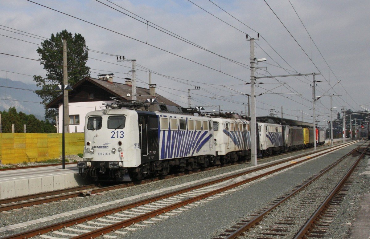 Ein Lokzug von Lokomotion durchfhrt am 8.10.2013 vom Brenner kommend den Bahnhof Brixlegg, in Richtung Kufstein. Genau sind es 139 213-3, 139 312-3, 139 555-7, 186 282-0, 189 903-8 und 185 665-7.