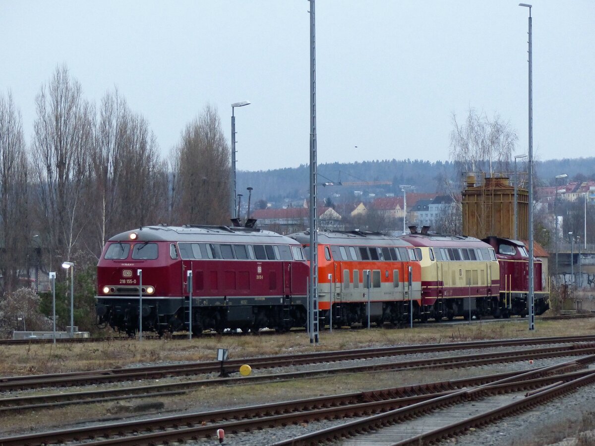 Ein Lokzug der NESA am 23.12.2021 in Gera beim tanken. An der Spitze die 218 115-0, dahinter 218 117-0, 218 105-5 und 213 335-3.