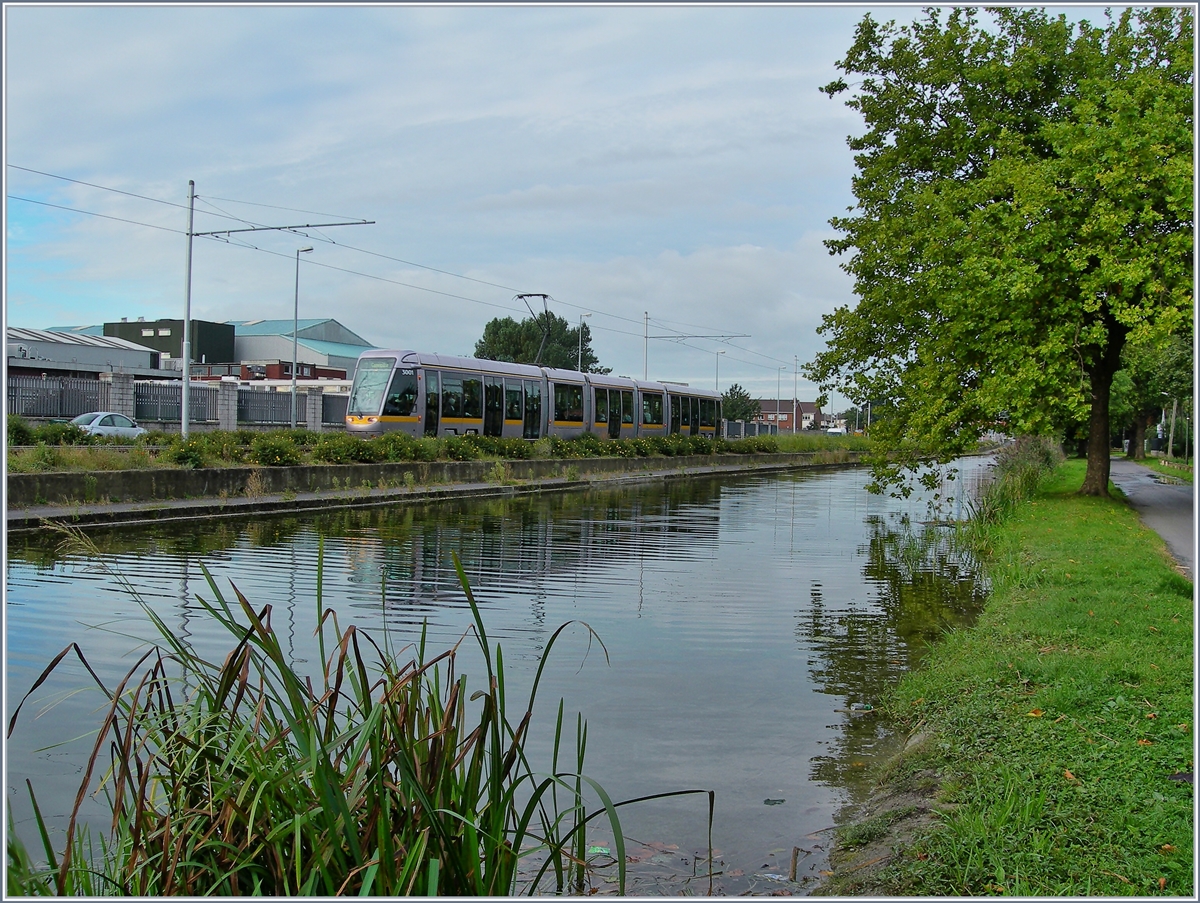 Ein LUAS von Tallaght nach Connolly (Rote Linie) fährt am 18. September 2007 entlang des Grand Canal stadteinwärts. 
In aller Eile werden die erst dreiteiligen Trams nun mit zwei kurzen Mittelteilen verlängert und trotzdem sind auch die verlängerten Trams ständig mehr als gut besetzt!