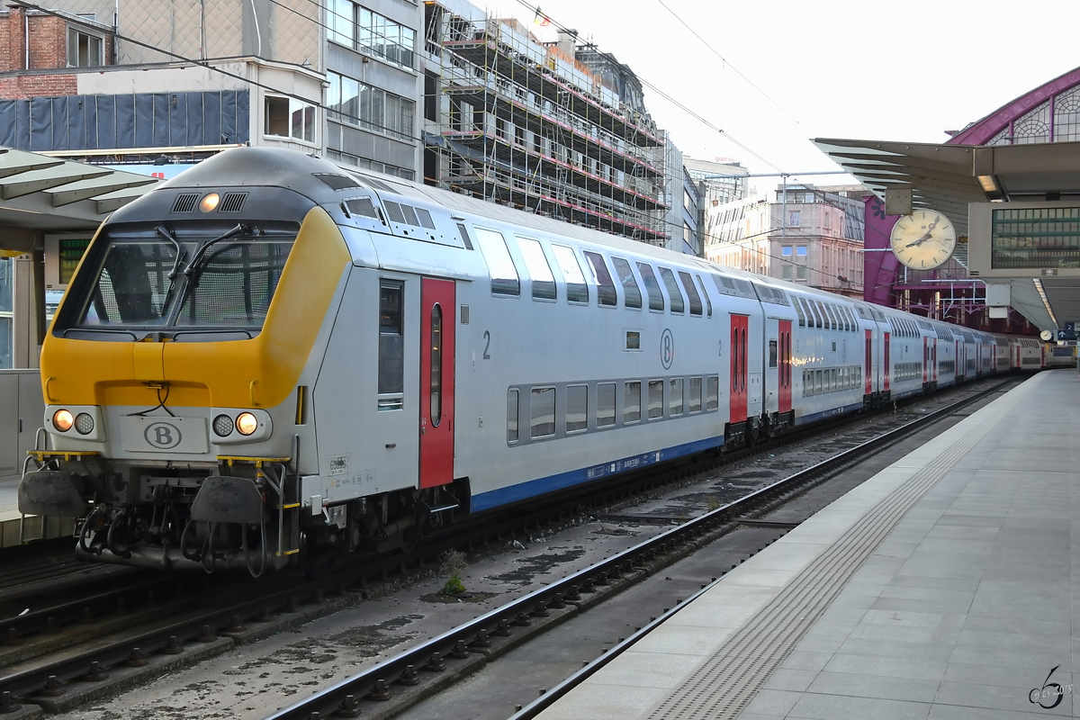 Ein M6 Steuerwagen wartet im Bahnhof Antwerpen Centraal auf die Abfahrt. (Juli 2018)