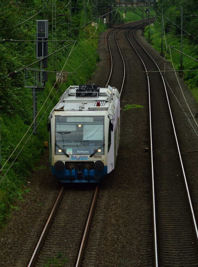 Ein von  Malern  versauter mir unbekannter Triebwagen der RurTalBahn ist hier in Rheydt an der Hohlstraße gen Rheydt Hbf als RB 39 nach Dalheim unterwegs. 1.8.2014