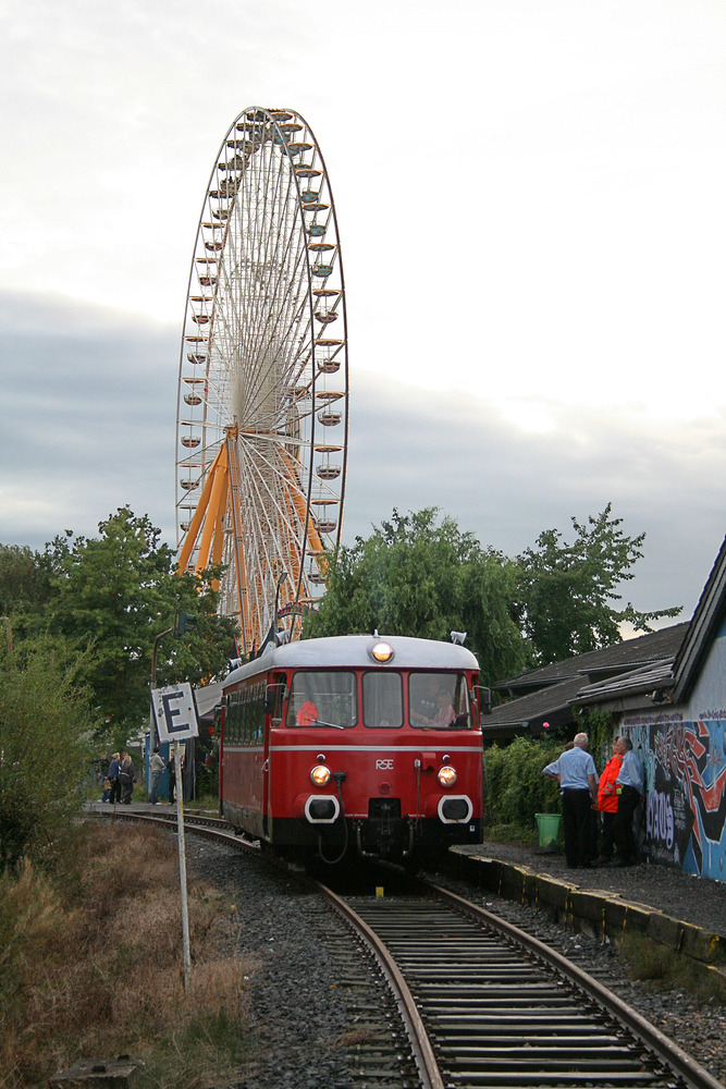 Ein MAN-Schienenbus (Nummer unbekannt) der Rhein-Sieg-Eisenbahn wartet vor der Kirmes  Pützchens Markt  in Bonn auf Fahrgäste.
Das Bild wurde vom Bahnübergang  Am Weidenbach  in Bonn aufgenommen.
Aufgenommen am 11. September 2011.