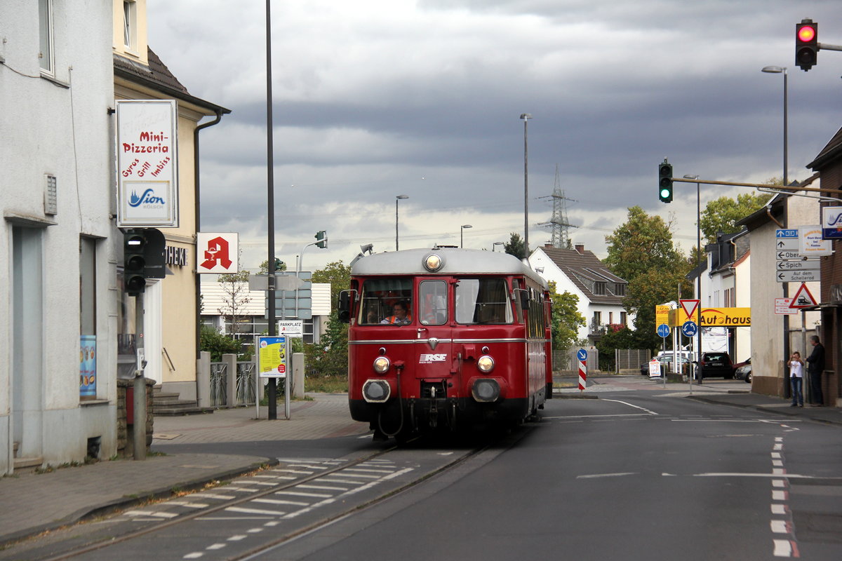 Ein MAN Schienenbus von der RSE fährt mitten durch Troisdorf-Sieglar.
Aufgenommen in Troisdorf-Sieglar.
Am Mittag vom 22.9.2018.
