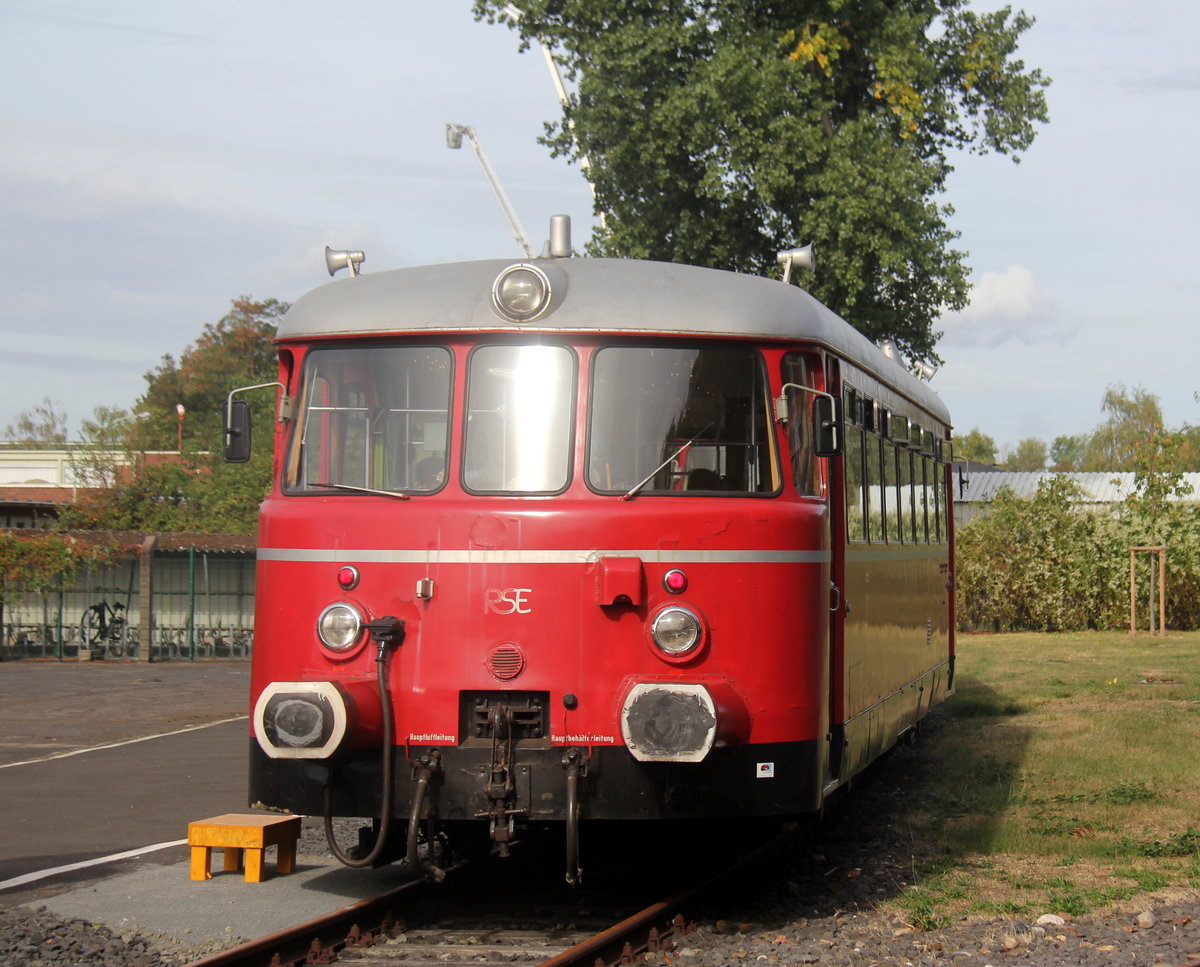 Ein MAN Schinenbus von der RSE steht in Lülsdorf.
Aufegenommen von einer Straße in Lülsdorf.
Am Vormittag vom 22.9.2018.