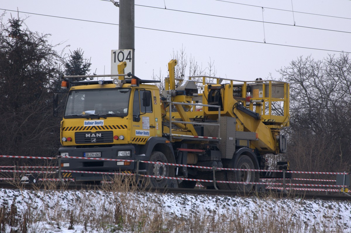 Ein MAN Zweiwegefahrzeug mit Arbeitsbühne abgesetellt in Radebeul Zitzschewig.25.01.2014  12:23 Uhr.