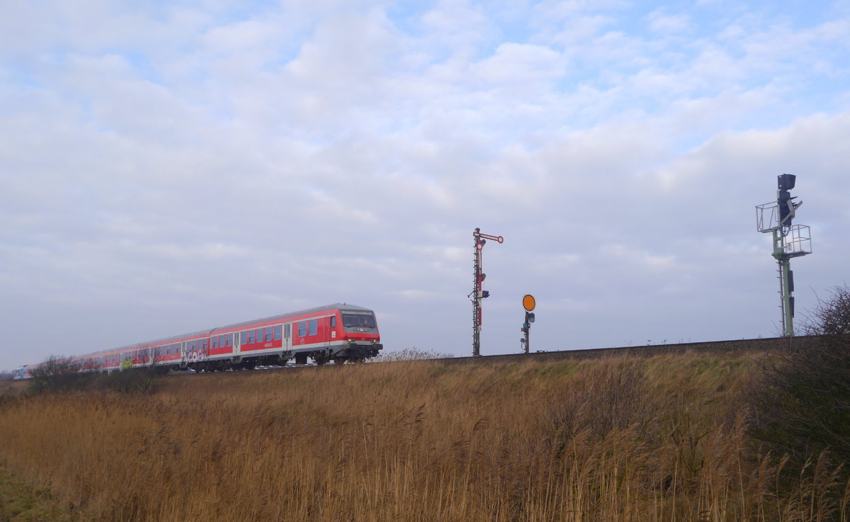 Ein Marschbahn-Ersatzzug nach Hamburg-Altona passiert, Steuerwagen voraus, das Einfahrsignal keitum. Die Formsignale haben bald ausgedient. Das noch ungültige Lichtsignal steht schon bereit. Aufnahme vom 24.1.17.