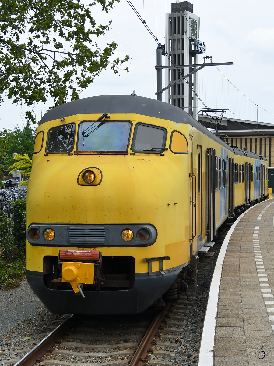 Ein Mat´64 Triebwagen, wegen seiner Form auch Hundekopf genannt, wartet Ende Mai 2019 in Venlo auf seine Fahrgäste.