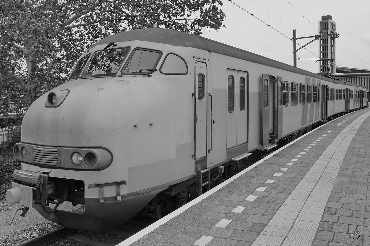 Ein Mat´64 Triebwagen, wegen seiner Form auch Hundekopf genannt, wartet Ende Mai 2019 in Venlo auf seine Fahrgäste.