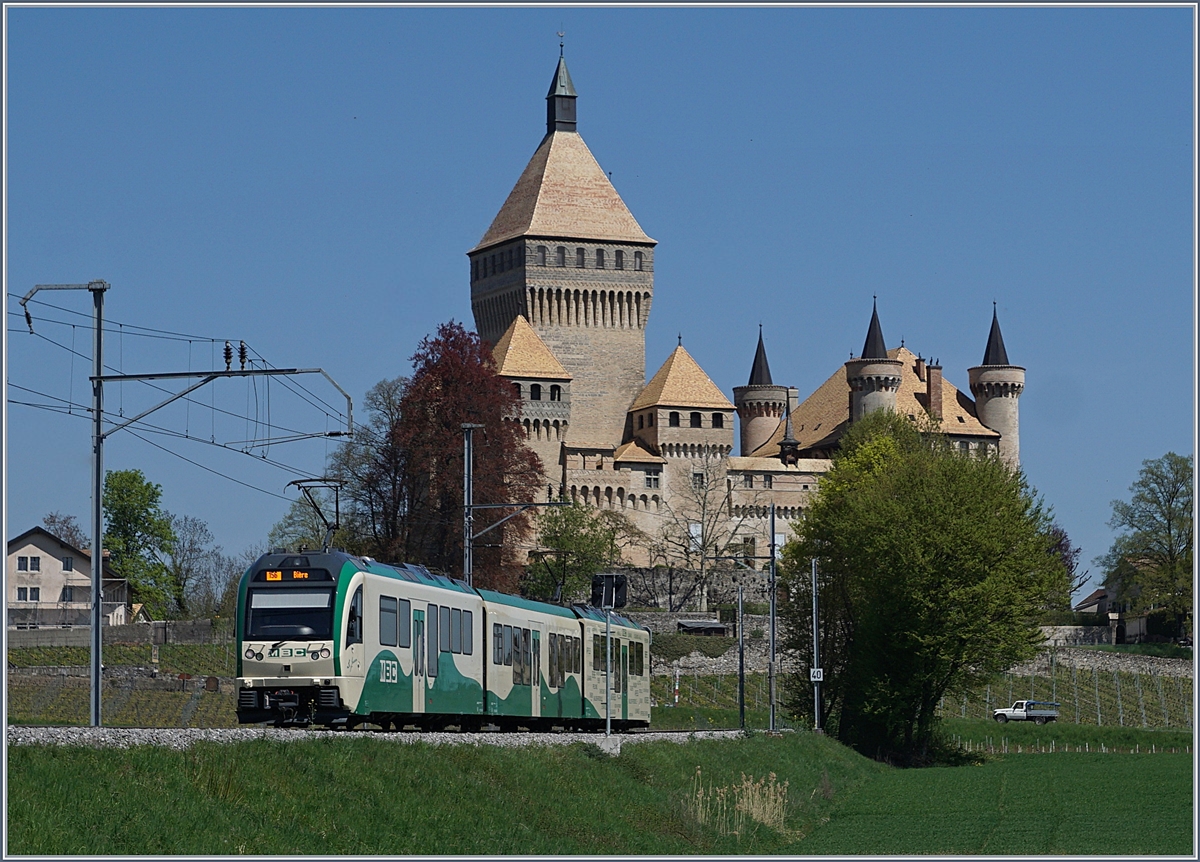 Ein MBC / BAM SURF ist als Regionalzug nach Bière bei Vufflens-le-Château unterwegs. 

19. April 2018