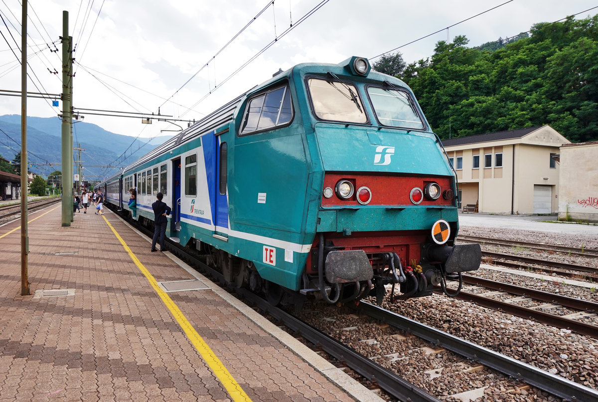 Ein MDVC-Steuerwagen an der Spitze des RV 2260 (Bologna C.le - Verona Porta Nuova - Brennero/Brenner), am 8.7.2016 beim Halt in Bressanone/Brixen.