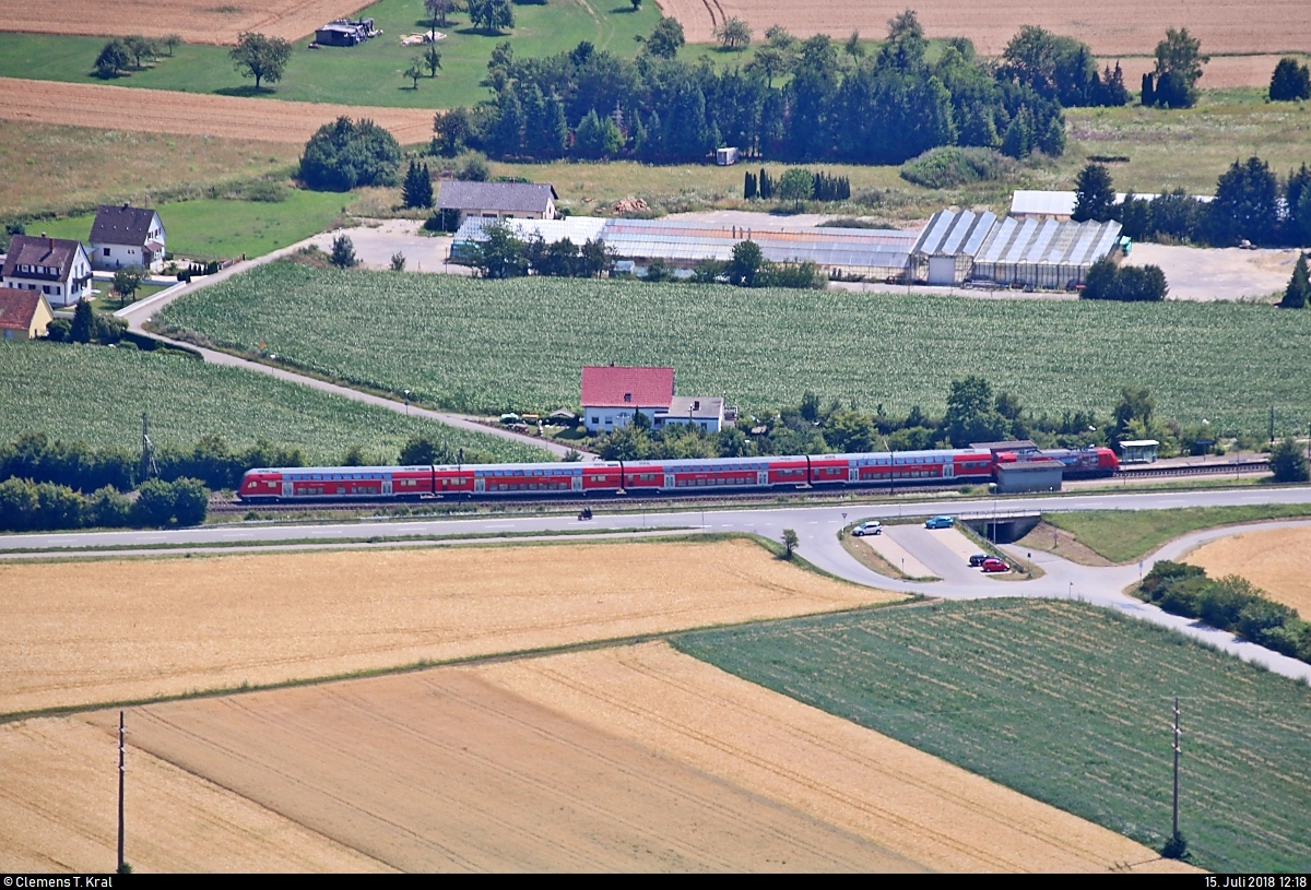 Ein mehrtägiger Aufenthalt bei Verwandten in Engen-Welschingen brachte auch genug Zeit mit sich, den Hohenhewen im Hegau zu erklimmen.
So konnte ich vom Hausberg Engens eine Doppelstock-Garnitur mit 146 229-0, mit Werbung für das Europa-Park-Kombi-Ticket, von DB Regio Baden-Württemberg als RE 4716 von Konstanz nach Karlsruhe Hbf im Tal aufnehmen, der den Bahnhof Welschingen-Neuhausen auf der Bahnstrecke Offenburg–Singen (Schwarzwaldbahn (Baden) | KBS 720) durchfährt.
[15.7.2018 | 12:18 Uhr]