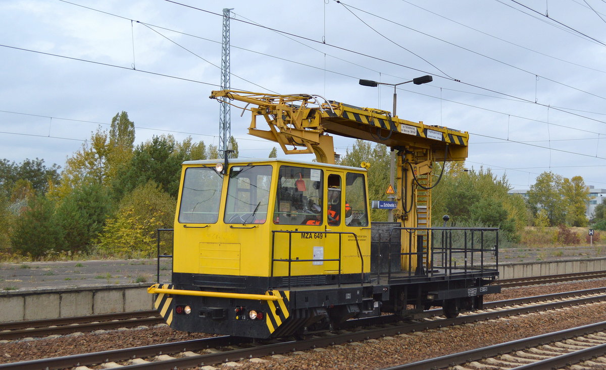 Ein Mehrzweck-Gleisarbeitsfahrzeug (MZA 649) mit Arbeitsbühne und einem Messstromabnehmer für Oberleitungsarbeiten  der Fa.? am 04.10.18 Bf. Flughafen Berlin-Schönefeld.