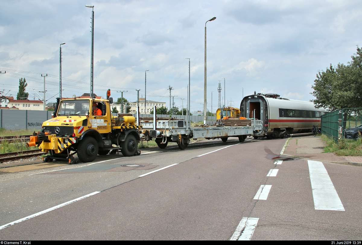 Ein Mercedes-Benz Unimog (Zweiwegefahrzeug) rangiert mit einem Flachwagen und dem Endwagen 411 052-4 von Tz 1152  Travemünde  in der Eisenbahnstraße auf dem Gelände der Maschinenbau und Service GmbH (MSG Ammendorf) in Halle-Ammendorf.
Das im Juli 2006 gegründete Unternehmen beschäftigt sich mit dem Bau und der Reparatur von Schienenfahrzeugen, sowohl für in- als auch ausländische Auftraggeber. Bereits die Gottfried Lindner AG, der VEB Waggonbau Ammendorf sowie zuletzt die Deutsche Waggonbau AG (DWA) waren auf dem Gelände tätig. Mit rund 190 Beschäftigten stellt die MSG den zweitgrößten Industriebetrieb der Stadt Halle (Saale) dar.
[21.6.2019 | 13:39 Uhr]