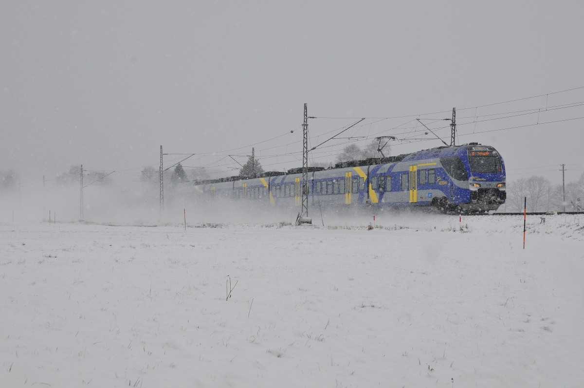 Ein Meridian ET306 Triebzug auf dem Weg von München nach Salzburg bei Übersee am Chiemsee bei dichtem Schneetreiben am 28.12.14