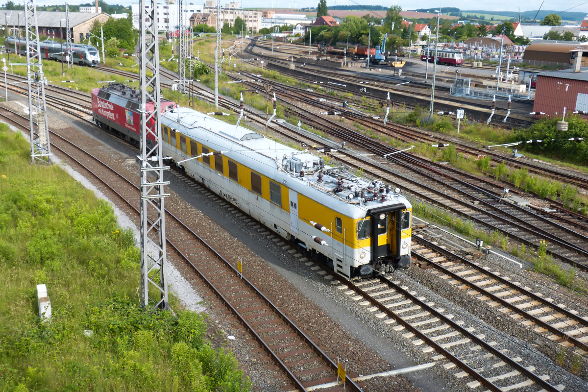 Ein Messzug geschoben von 120 501-2 fährt von Westen in den Bahnhof Nordhausen ein. 16.6.2016