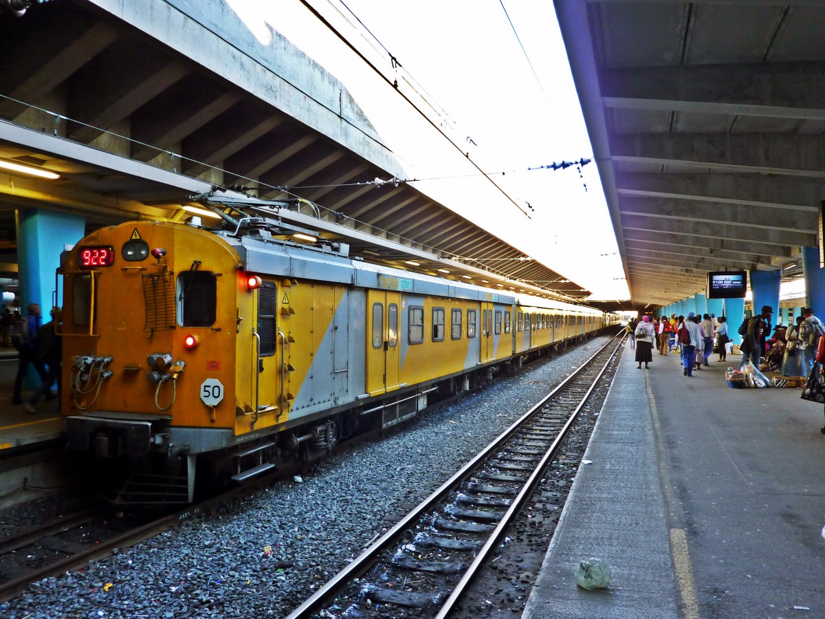 Ein Metrorail Triebwagen mit unbekanntem Ziel steht am 02.09.2014 im Bahnhof von Kapstadt. Die Lichtverhältnisse im Bahnhof von Kapstadt sind leider schlecht zum fotografieren geeignet.
