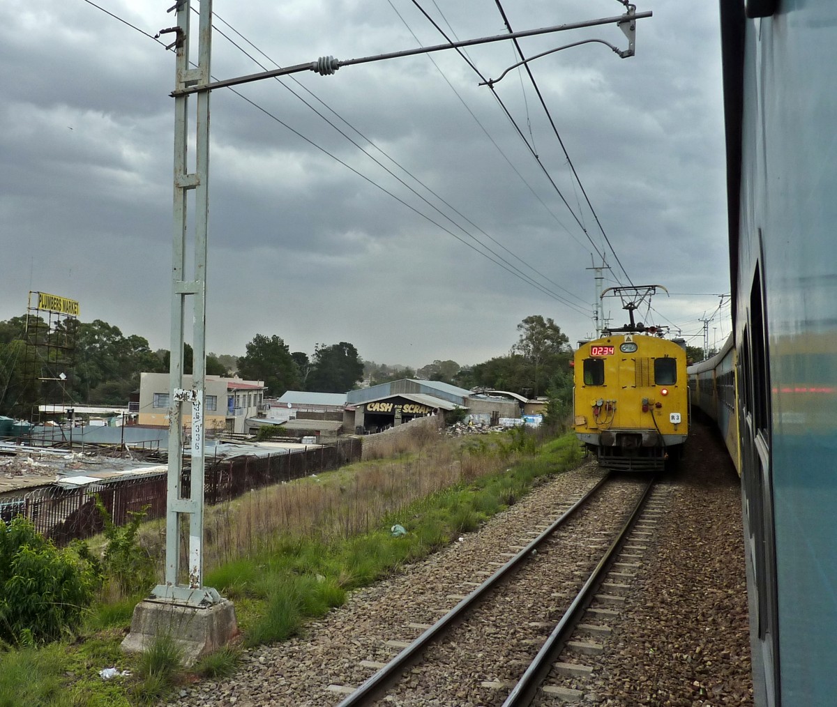 Ein Metrorail Zug auf dem Weg nach Krügersdorp begegnet am 20.11.2014 wenige Kilometer vor der Johannesburg Park Station dem Shosholoza Meyl aus Kapstadt.
