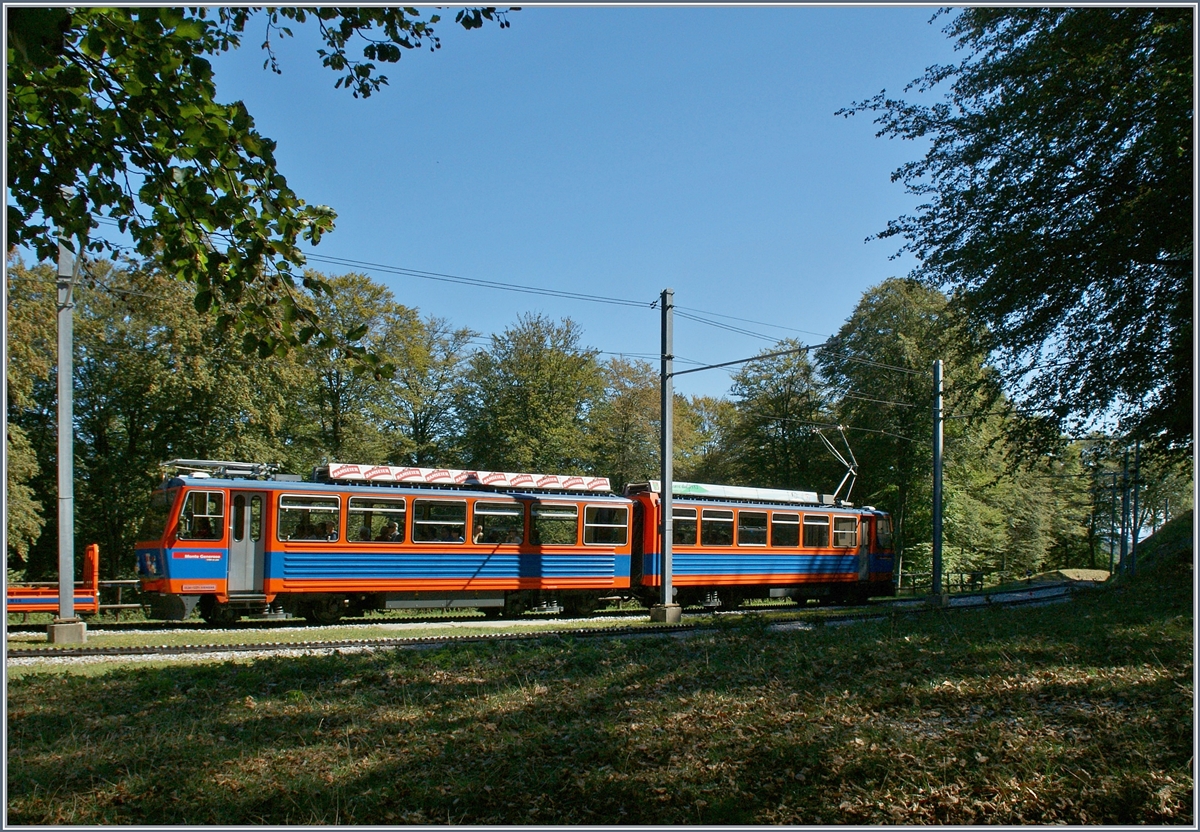 Ein MG Bhe 4/8 auf Bergfahrt erreicht die Kreuzungsstaion Bella Vista.
13. Sept. 2013