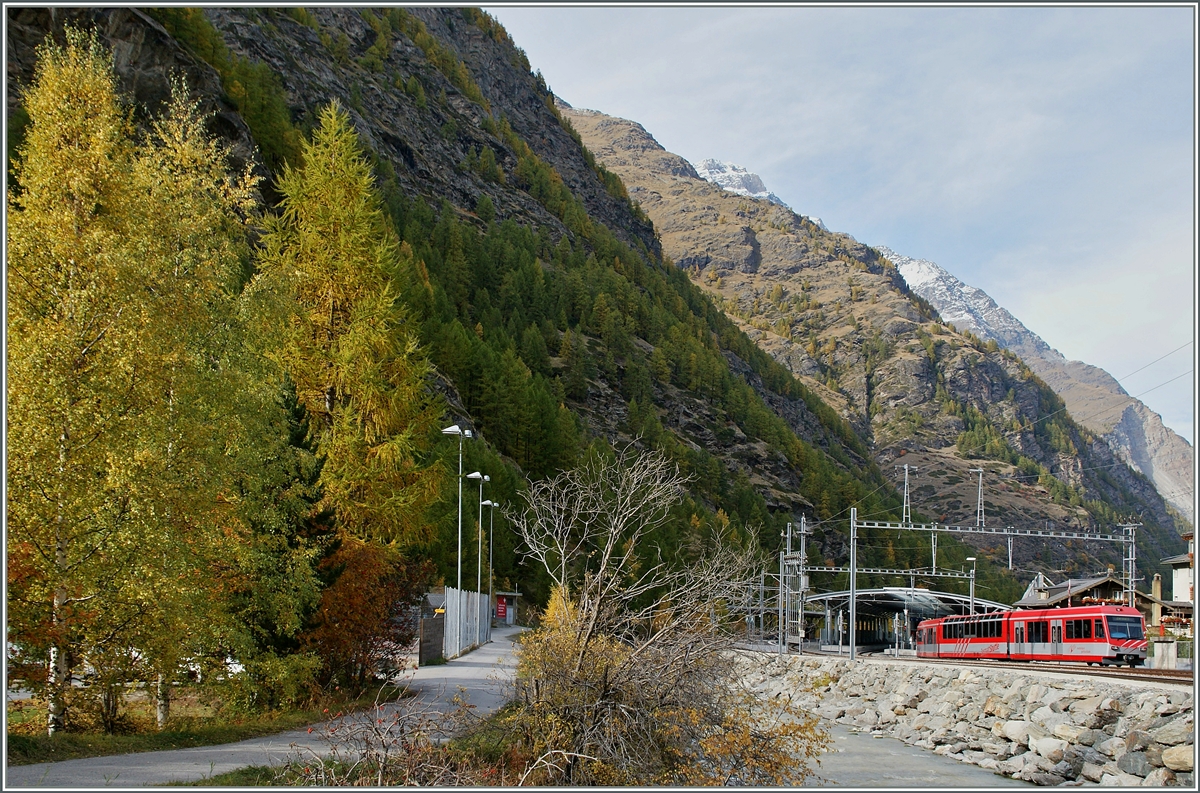 Ein MGB  Zermatt-Shuttle  erreicht den modernen Bahnhof Tsch. 
21. Okt. 2013