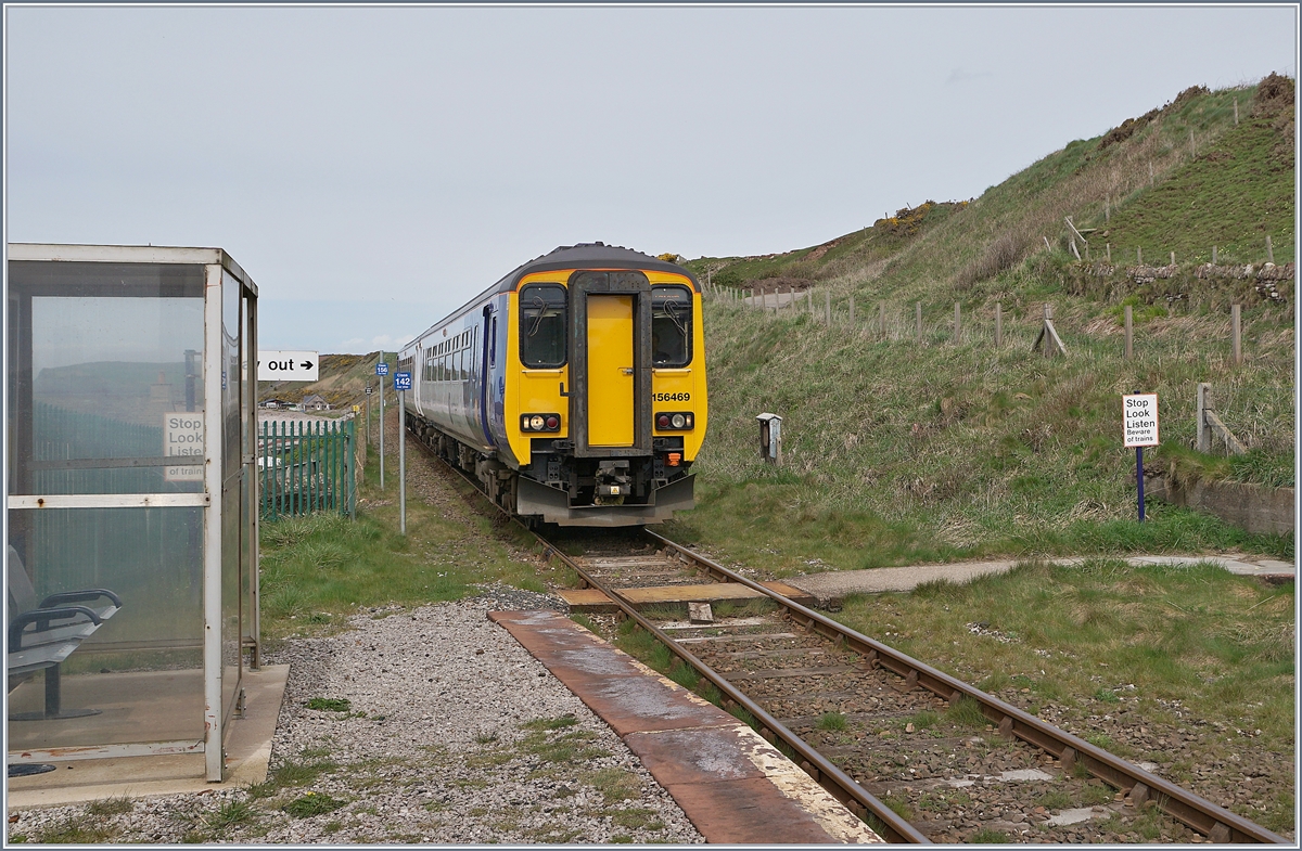Ein Mini-Bahnhof an der Cumbrian Coast Line: Nethertwon. Von den etwa stündlich verkehrenden Zügen halten hier nur vier Zugspaare pro Tag, so zum Beispiel auch der sich hier nähernden Northern Class 156 mit der Nummer 156 469, auf dem Weg nach Barrow.
27.pril 2018