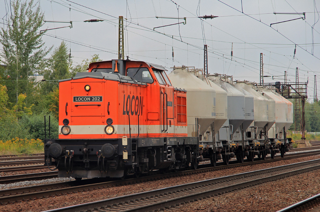 Ein Minizwiebelzug! Locon 202 durchfährt am 01.09.2014 mit vier Zementwagen Leipzig-Mockau. Fahrtziel ist die Bahnsteigbaustelle im Leipziger Hauptbahnhof.