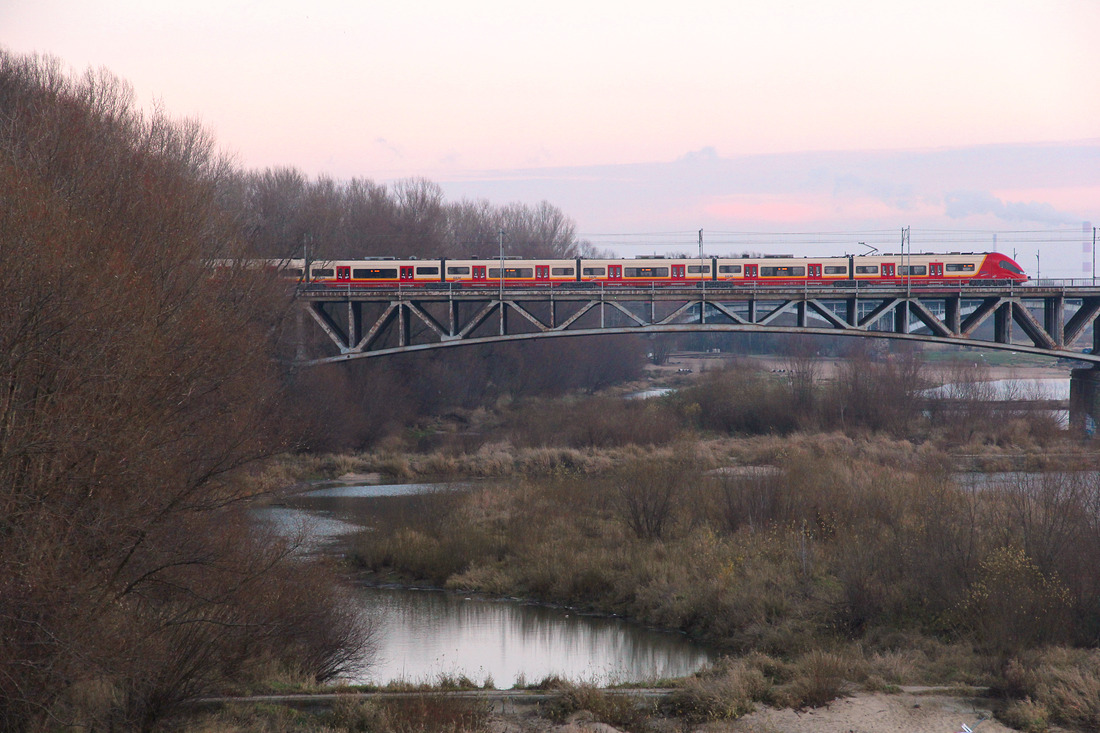 Ein mir nummernmäßig unbekannter PESA Elf der SKM befährt eine der Vorbrücken einer Eisenbahnbrücke über die Weichsel.
Aufgenommen am 7. Dezember 2015.
